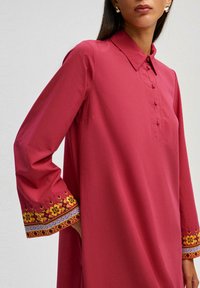 Touché Privé EMBROIDERED SLEEVE - Tričkové šaty - fuchsia