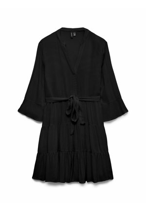 Robe noire longueur genou avec col en V, manches cloche trois-quarts, jupe à volants et ceinture nouée à la taille.