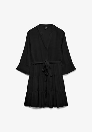Zwarte jurk tot kniehoogte met V-hals, driekwart wijde mouwen, gelaagde rok en tailleceintuur.