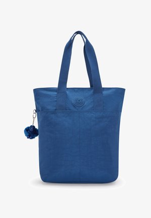 Bolsa de mano azul con dos asas largas, bolsillo frontal, logotipo circular y llavero de peluche azul en forma de mono adjunto.