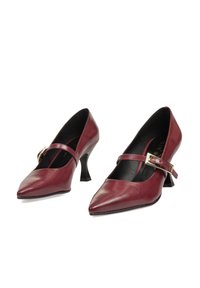 Zapatos de charol burdeos con puntas afiladas, tacones de altura media y una correa decorativa con un detalle de hebilla dorada. Textura suave.