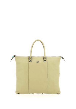 Borsa a mano in pelle beige con due manici, dettagli in metallo argentato, chiusura con cerniera e un piccolo logo nero al centro davanti.