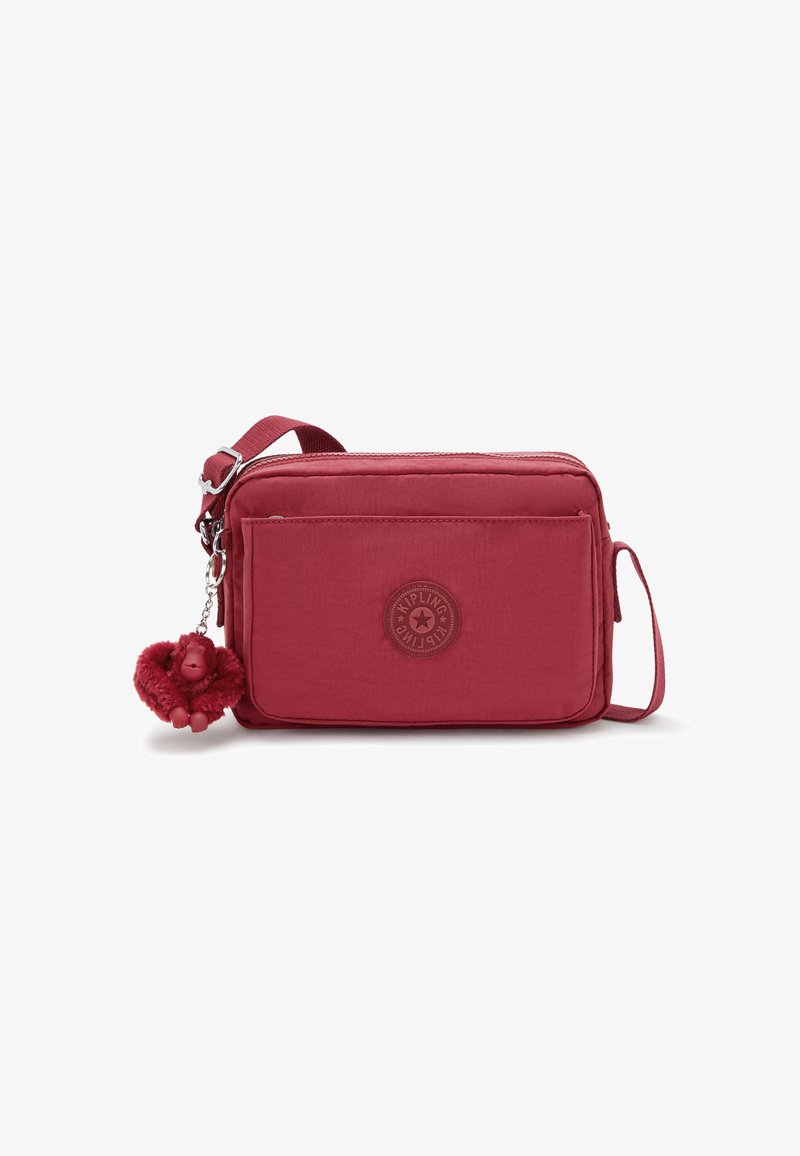 Borsa a tracolla rossa in nylon con finitura testurizzata, dotata di una tasca frontale con zip, una tracolla regolabile e un portachiavi a forma di scimmietta pelosa.