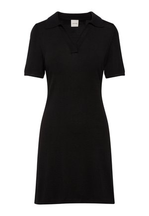 Μαύρο κοντομάνικο φόρεμα πόλο με γιακά και λαιμόκοψη V, εφαρμοστή σιλουέτα, φτιαγμένο από ριπ ύφασμα.