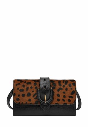 Leopardi-kuvioinen clutch-laukku, jossa on ruskea, teksturoitu yläosa ja sileä musta nahkabase, korostettuna kultaisella soljutuksella.