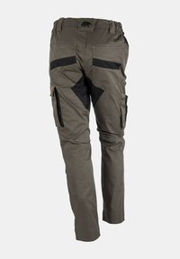Khaki Cargo-Hosen mit schwarzen Akzenten, die über mehrere Taschen, einen strapazierfähigen Bund und verstärkte Nähte für erhöhte Stärke verfügen.