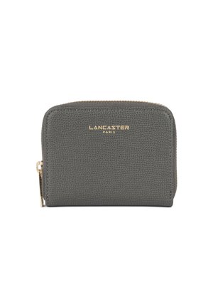 Portafoglio in pelle testurizzata grigio con hardware dorato e chiusura con zip. Presenta il logo "Lancaster Paris" impresso sul fronte.