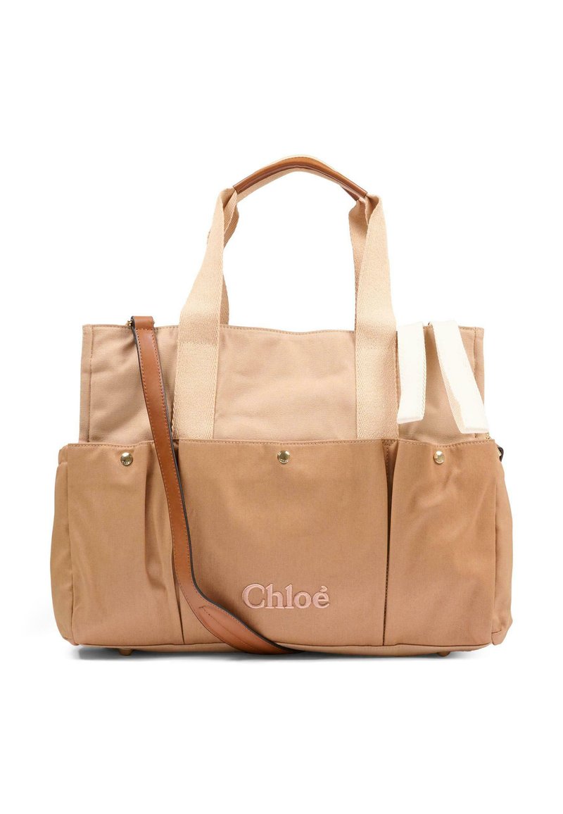 Tan en beige Chloé totebag met voorvakken, leren schouderriem, stoffen handvatten en geborduurd merklogo op het voorvak.