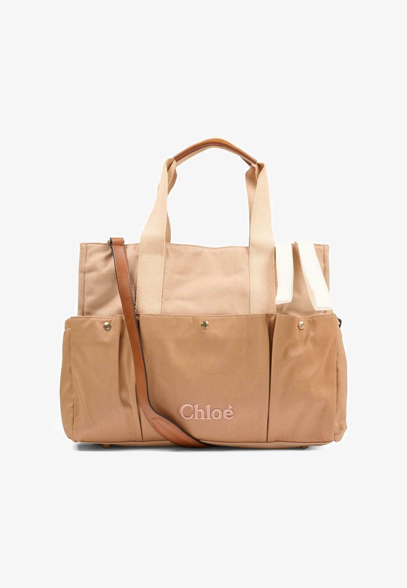 Tan en beige Chloé totebag met voorvakken, leren schouderriem, stoffen handvatten en geborduurd merklogo op het voorvak.