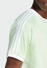 adidas Originals ADICOLOR CLASSICS 3-STRIPES - Marškinėliai su spaudiniu - semi green spark