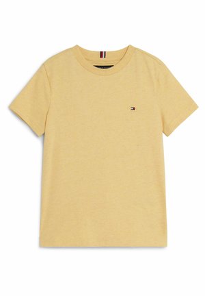 T-shirt a maniche corte giallo chiaro con scollo rotondo e piccolo logo rettangolare rosso, bianco e blu sul petto a sinistra.