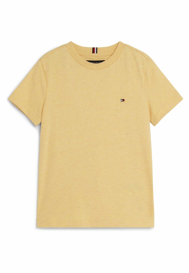 T-shirt a maniche corte giallo chiaro con scollo rotondo e piccolo logo rettangolare rosso, bianco e blu sul petto a sinistra.