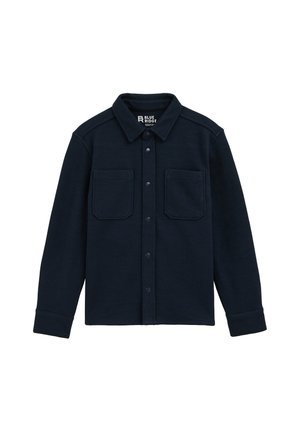 Chemise bleu marine foncé à manches longues, boutonnée, avec col et deux poches poitrine devant, présentée sur fond blanc.
