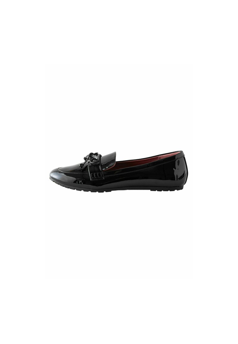 Svarta lackläder loafers med en rosettdetalj, rund tå och en platt gummisula. Inuti klädd i mörkröd färg. Slät, blank yta.