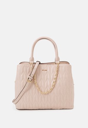 Bolso acolchado beige con doble asa, correa de hombro ajustable y detalle de cadena dorada, con discreto logo de la marca en el frente.