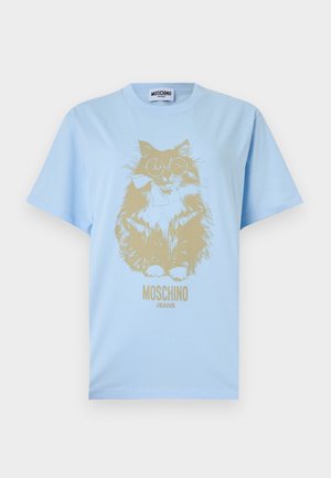 Világoskék póló, rajta egy bézs színű grafika: egy kerek szemüveget és masnit viselő macska, alatta a "Moschino Jeans" felirattal.