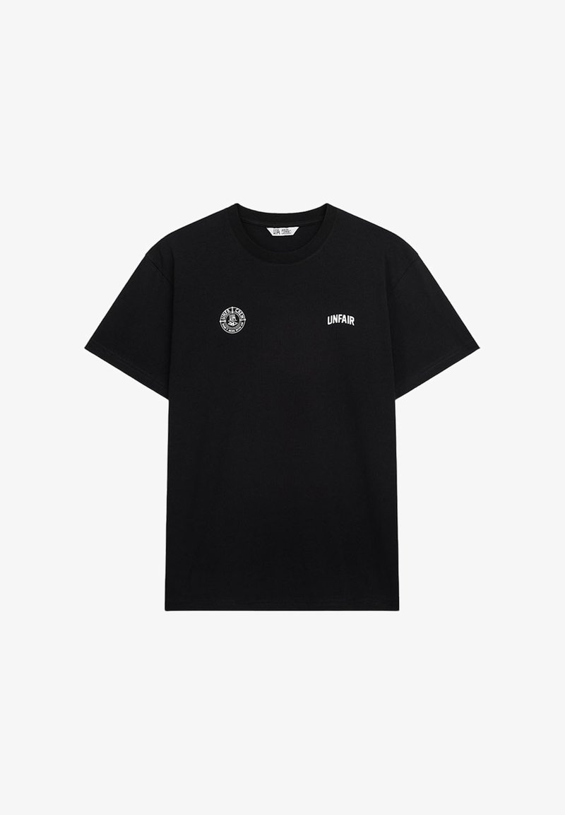 Melnas kokvilnas T-krekls ar apaļu kaklu, ar balti izšūtu tekstu "UNFAIR" un apļa logo uz kreisā krūtīm.