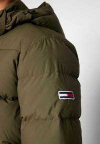 Tommy Jeans ESSENTIAL JACKET - Jakna ispunjena paperjem - drab olive green