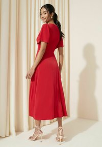 Friends Like These FLUTTER SLEEVE ROUND NECK MIDI - REGULAR FIT - Trikoomekko - red