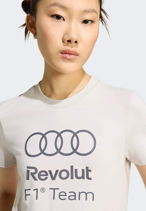 adidas Women's Audi Revolut F1 Team DNA Graphic Tee Chalk Pearl — foto 3