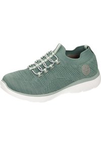 Baskets de sport vert clair avec une tige en tricot, une semelle flexible et un système de lacets élastiques. Présente un design texturé et un logo sur le côté.