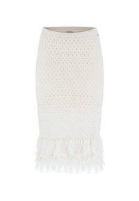 Jupe en crochet blanc avec un design texturé, d'une coupe longueur cheville et un ourlet en franges douces pour plus de détails.