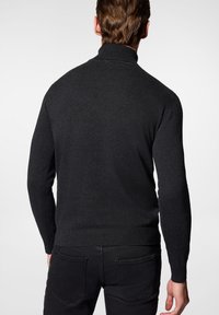 Ciemnoszary sweter z półgolfem, prążkowanymi mankietami i dołem. Dzianina o gładkiej fakturze i dopasowanym kroju.