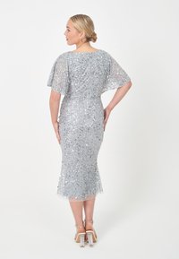BEAUUT EMBELLISHED SEQUINS MIDI  - Koktejlové šaty / šaty na párty - light grey