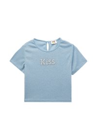 Camiseta de manga corta de color azul claro hecha de material suave. Presenta una abertura en la parte posterior con forma de ojal y letras de strass que dicen "Kiss".