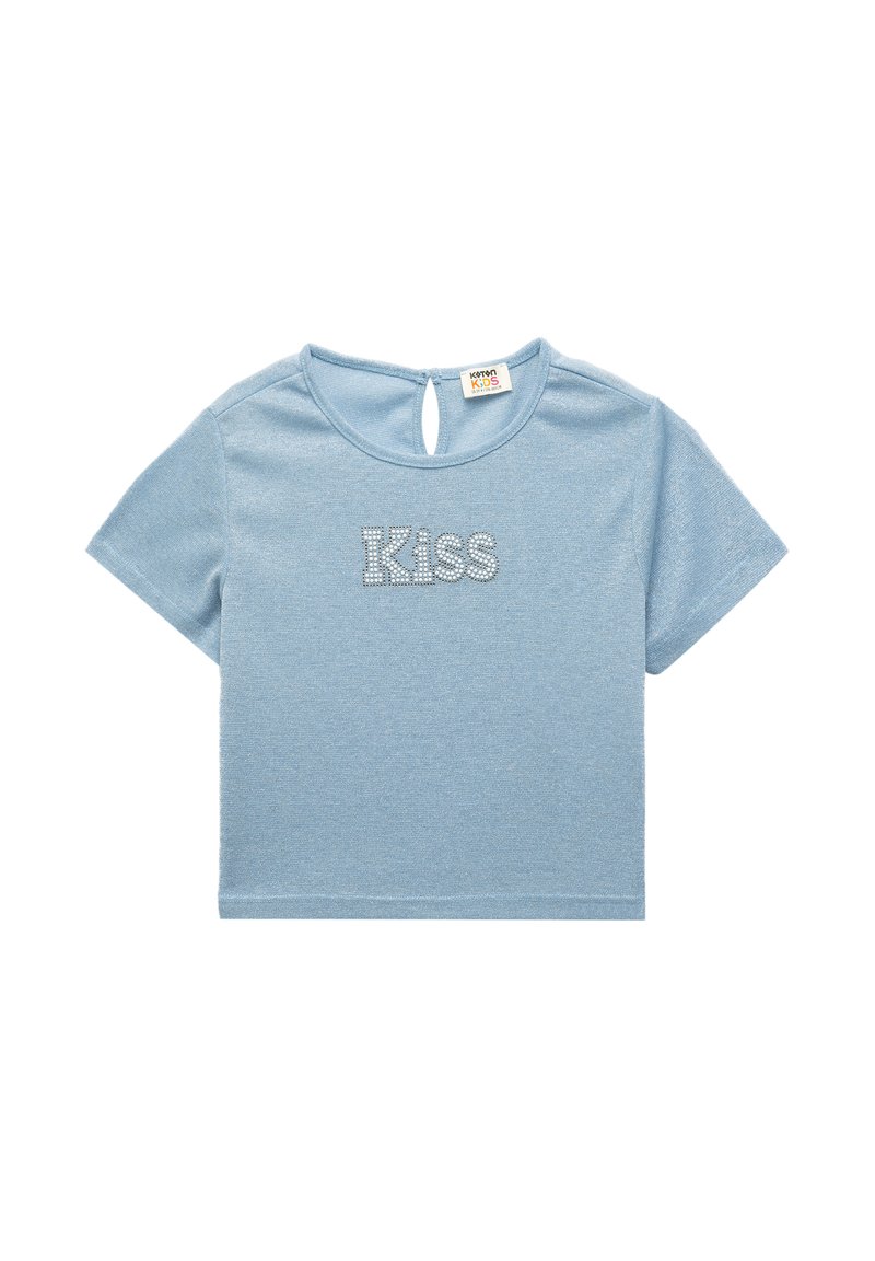 Camiseta de manga corta de color azul claro hecha de material suave. Presenta una abertura en la parte posterior con forma de ojal y letras de strass que dicen "Kiss".