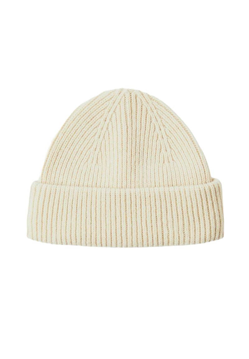 Gorro de punto en color crema con tejido en canalé vertical. Presenta un puño doblado y una parte superior ligeramente puntiaguda. Textura suave con un ajuste flexible.