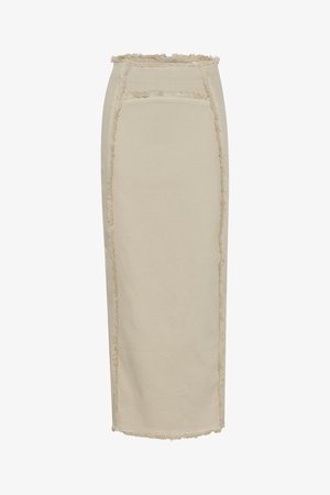 Saia de tecido canelado beje com um design ajustado, apresentando bordas desfiadas ao longo das costuras para textura e detalhe. Comprimento até a metade da panturrilha.