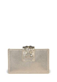 Cartera metálica dorada con un acabado texturizado, forma rectangular y un cierre a presión adornado con diversas piedras brillantes decorativas.