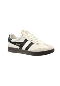 Weißer Sneaker mit schwarzen Streifen, aus Leder und Wildleder, mit einer strukturierten Zehenpartie, Schnürdesign und goldener Markenprägung auf der Zunge.