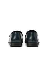 Navyblauwe gepatineerde leren schoenen met een gladde afwerking, lage zwarte rubberen hak en een minimalistisch ontwerp. Heeft geen zichtbare hardware of patronen.