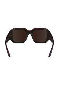Ochelari de soare cu ramă pătrată, lentile de culoare maro închis, rame din plastic de culoare roșie închis și neagră, și brațe înguste cu accente subtile de culoare.