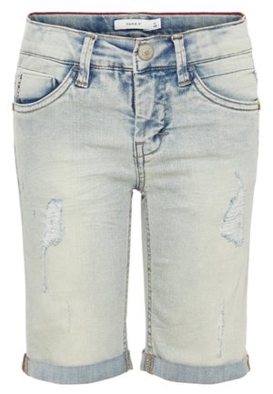 Short en denim bleu clair avec revers roulés, détails usés sur les cuisses avant, fermeture par bouton et zip, et design à cinq poches.