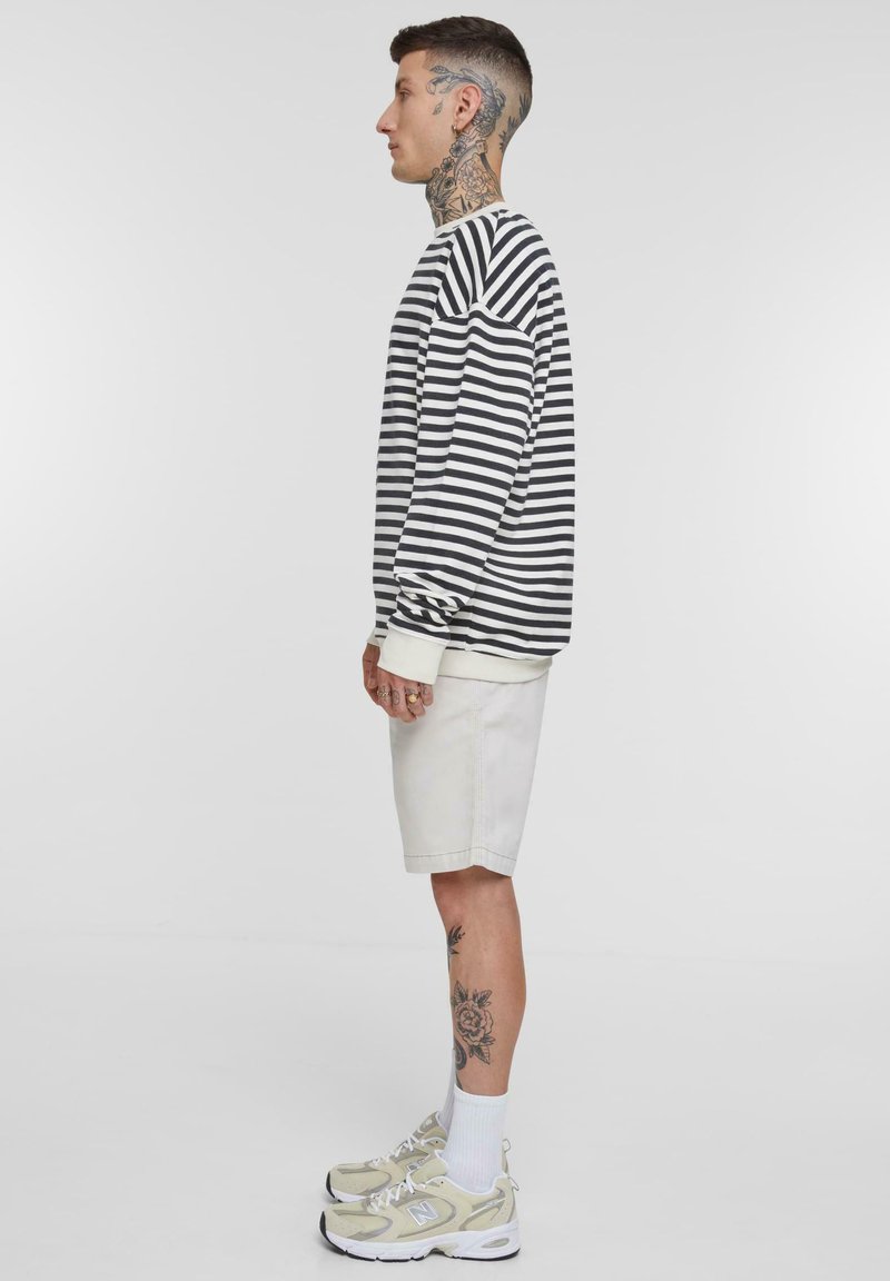 Felpa Uomo Urban Classics Con Scollo Rotondo E Strisce: Casual, Morbida E Versatile