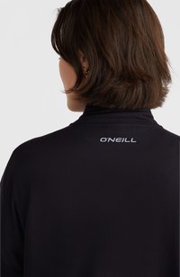 Must tüüpi must pikkade varrukatega pluus kõrge kaelusega. Omab peent tekstuuri ja valget "O'Neill" logo ülalt seljas.