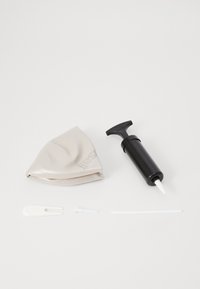 Μπεζ σιλικονούχος θήκη, μαύρη αντλία αέρα, δύο λευκά πλαστικά κλιπ και εύκαμπτος καλαμάκι. Όλα τα αντικείμενα τοποθετημένα τακτοποιημένα σε λευκό φόντο.