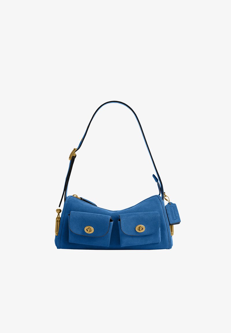 Sac à épaule en daim bleu avec deux poches avant à rabat et fermetures à tour dorées, sangle réglable et étiquette en cuir suspendue.