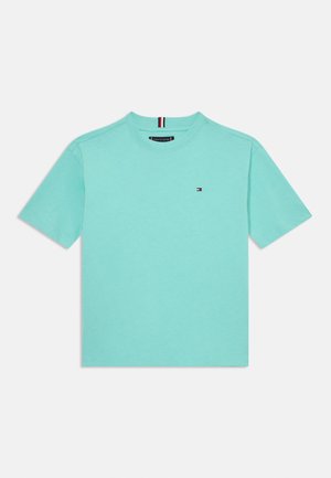 Miętowy T-shirt wykonany z bawełny, z okrągłym dekoltem, krótkimi rękawami i małym logo na klatce piersiowej. Gładka faktura, bez wzorów.