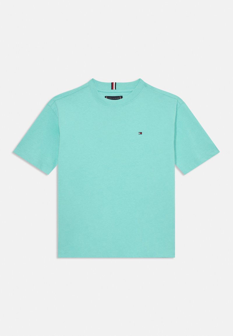 Majica v mint zeleni barvi, izdelana iz bombaža, z okroglim ovratnikom, kratkimi rokavi in majhnim logotipom na prsih. Gladka tekstura, brez vzorcev.