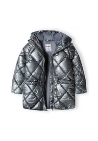 Metāliskā sudraba quilted bērnu pufīgā jakā ar kapuci un priekšējo rāvējslēdzi, atvērta, lai parādītu mīksto iekšējo oderi un etiķeti.
