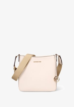 Beige leren crossbody tas met een gouden logo, verstelbare stoffen riem, vierkante vorm en minimalistisch design. Gouden accenten en ritssluiting.