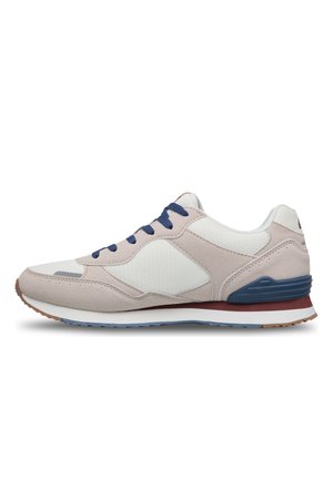 Sneakers z jasnobeżową zamszową cholewką, białymi siateczkowymi panelami, granatowymi sznurówkami oraz gumową podeszwą z czerwonymi i niebieskimi akcentami.