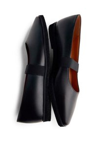 Scarpe in pelle nera con punta arrotondata, fascia elastica sulla parte superiore e suola nera testurizzata. Interno liscio con fodera marrone.