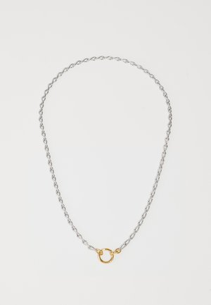 Collar de cadena retorcida de plata con un cierre circular dorado. El diseño presenta una textura suave y eslabones uniformes en toda su extensión.