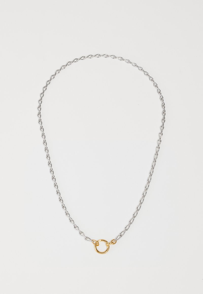 Silberne gedrehte Kettenhalskette mit einem goldenen, runden Verschluss. Das Design verfügt über eine glatte Oberfläche und gleichmäßige Glieder.