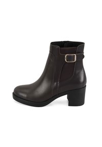 Bottine en cuir marron avec un bout arrondi, un talon bloc modéré, des panneaux latéraux en tissu et une accent décoratif en boucle en métal.